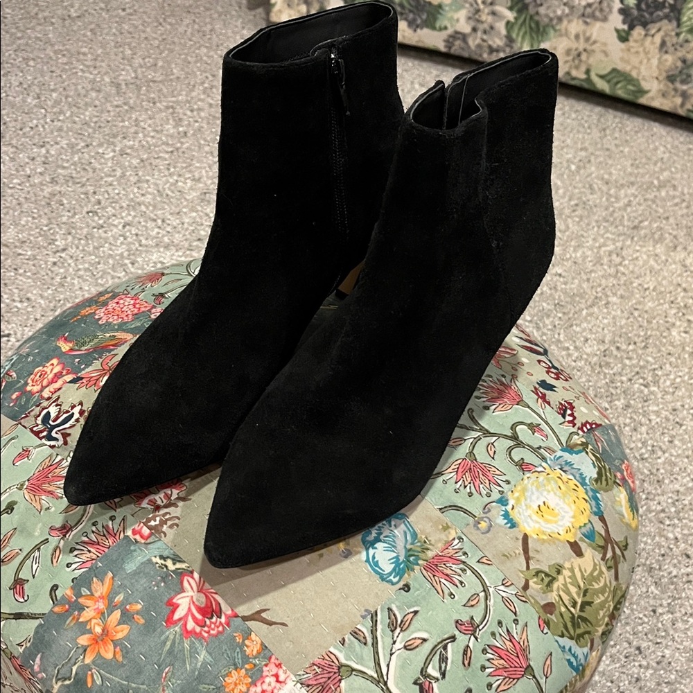 Lord & Taylor pointed Black Ankle Boots made of  leather and suede size 10
